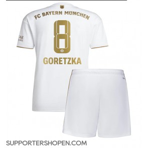 Bayern Munich Leon Goretzka #8 Bortatröja Barn 2022-23 Kortärmad (+ korta byxor)